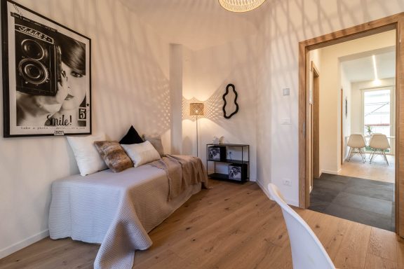 Helles Schlafzimmer mit Strukturwand und sanften Farbtönen