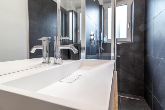  Modernes Badezimmer mit Holzwaschtisch und weißem Waschbecken