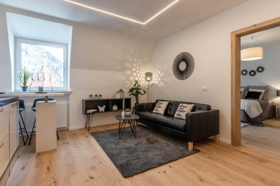 Heller Wohnbereich mit Sofa, Teppich und harmonischem Licht