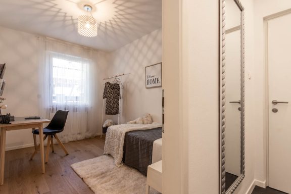 Schlafzimmer mit warmem, gemütlichem Ambiente