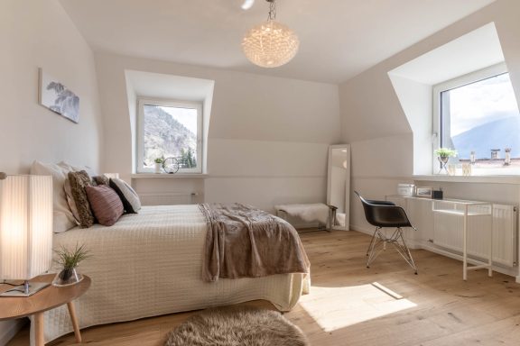 Schlafzimmer mit Dachfenster und harmonischem Lichtkonzept