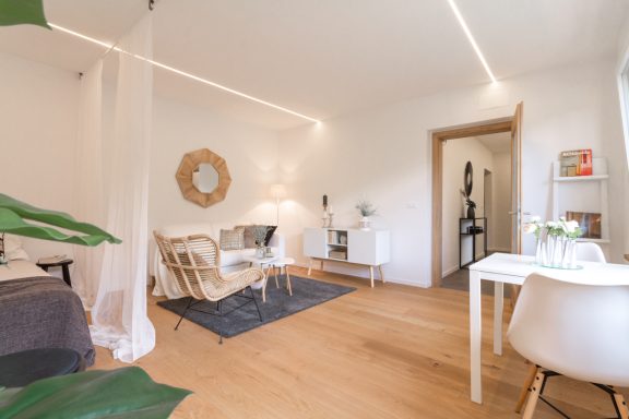 Modernes Wohn- und Esszimmer mit hellen Materialien und klarer Linienführung