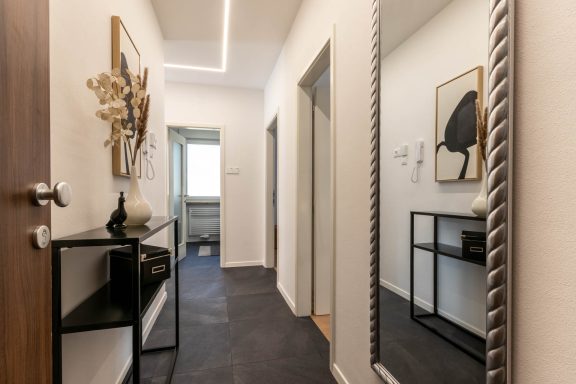 Wohnflur mit Dekoration und klarer Linienführung