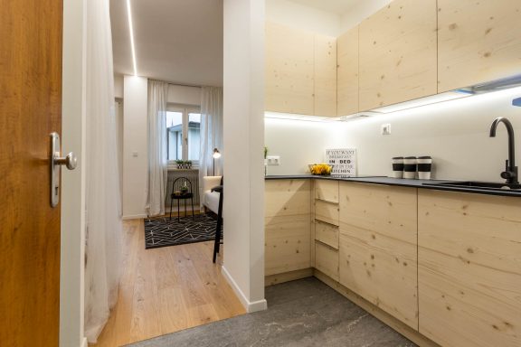 Sanierte Küche in Holzoptik mit modernem Lichtband