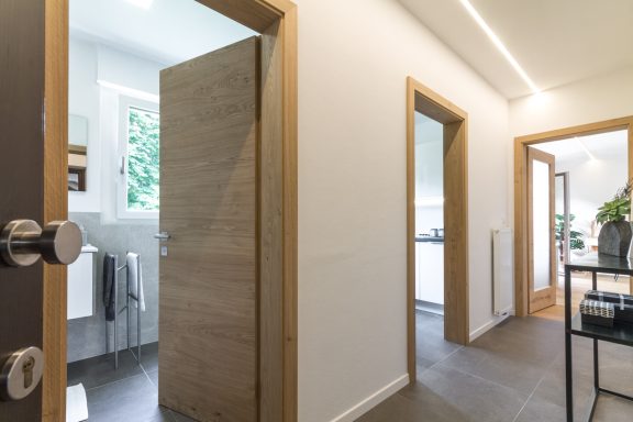 Moderner Eingangsbereich mit  hellen Wandflächen