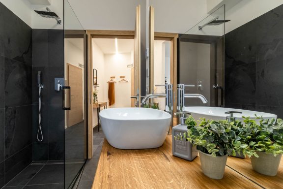 Helles Badezimmer mit bodenebener Dusche, Holzdetails und moderner Ausstattung