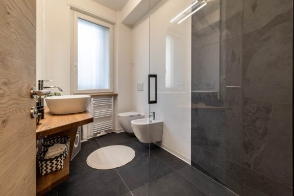 Modernes Bad mit Fenster